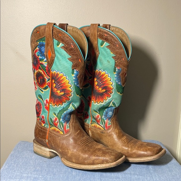 ARIAT WOMEN'S FLORAL TEXTILE CIRCUIT CHAMPION WESTERN BOOTS - BROAD SQUARE TOE - Picture 3 of 7
